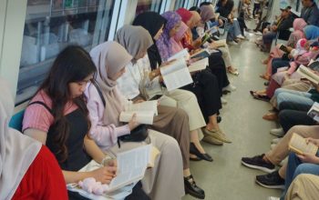 Klub Buku Palembang Gelar Aksi Rame-rame Baca Buku di LRT, Oyad: Kita Dapat Menginspirasi Orang Lain