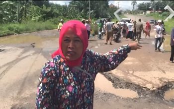 Warga Protes Jalan Rusak Parah di Lampung Timur: Bupatinya Tidur?