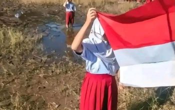Foto Siswa SD Upacara di Tengah Lumpur, Potret Semangat Anak Bangsa yang Menyentuh Hati
