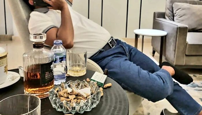 Viral Foto Diduga Mirip Bahlil Lahadalia Bersantai dengan Sebotol Miras, Harga Mirasnya Bikin Melongo