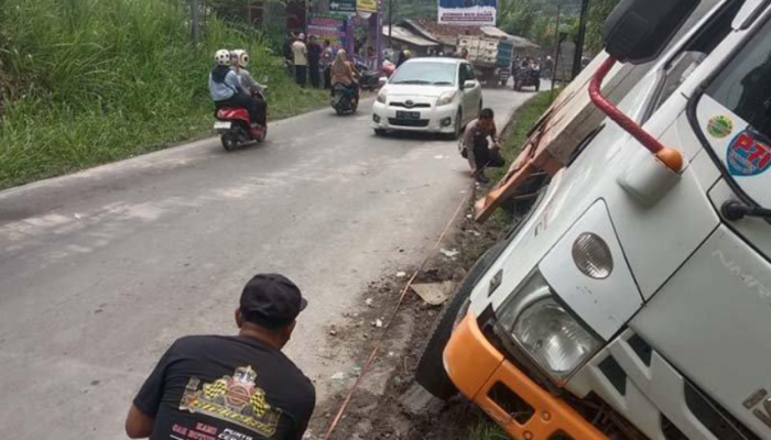 Truk Gagal Menanjak, Empat Kendaraan Terlibat Kecelakaan di Jalur Wisata Pesawaran
