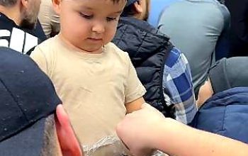Menggemaskan! Bocah Kecil Berbagi Kurma di Masjid Saat Buka Puasa, Netizen: Masha Allah!