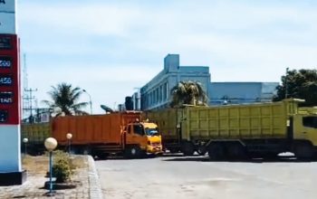 Breaking News: Antrean Panjang Truk di SPBU Indralaya, Pasokan Solar Terlambat