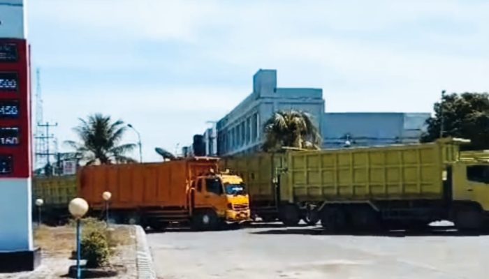 Breaking News: Antrean Panjang Truk di SPBU Indralaya, Pasokan Solar Terlambat