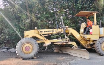 Meski Bukan Kewenangan, Pemkab Ogan Ilir Perbaiki Jalan Provinsi yang Rusak di Depan SMPN 1 Indralaya Selatan