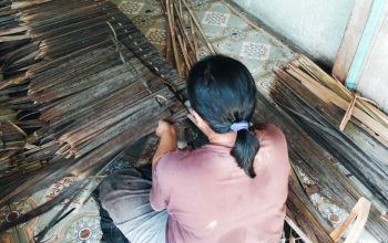 Bertahan dengan Daun Rumbia, Rina Jaga Warisan Atap Tradisional di Ogan Ilir