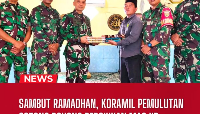 Sambut Ramadan, Koramil Pemulutan Gotong Royong Bersihkan Masjid Warga
