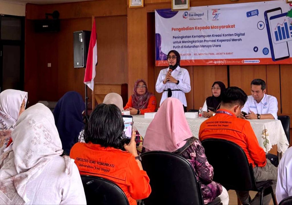 Dosen Fakultas Ilmu Komunikasi (FIKOM) Universitas Esa Unggul memberikan pelatihan kreasi konten digital kepada pengurus Koperasi Merah Putih, PKK, kader Dasa Wisma (Dawis), dan pelaku UMKM di Aula Kelurahan Meruya Utara, Jakarta Barat, Rabu (8/7/2026).